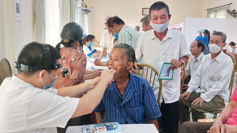 Các bác sĩ Bệnh viện A Thái Nguyên thăm khám, tư vấn sức khỏe cho người dân phường Thắng Lợi.