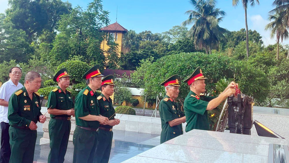 Ban chấp hành Hội Hỗ trợ gia đình liệt sĩ Việt Nam dâng hương tưởng niệm các Anh hùng liệt sĩ tại Đài tưởng niệm các Anh hùng liệt sĩ trên đường Bắc Sơn (Hà Nội).