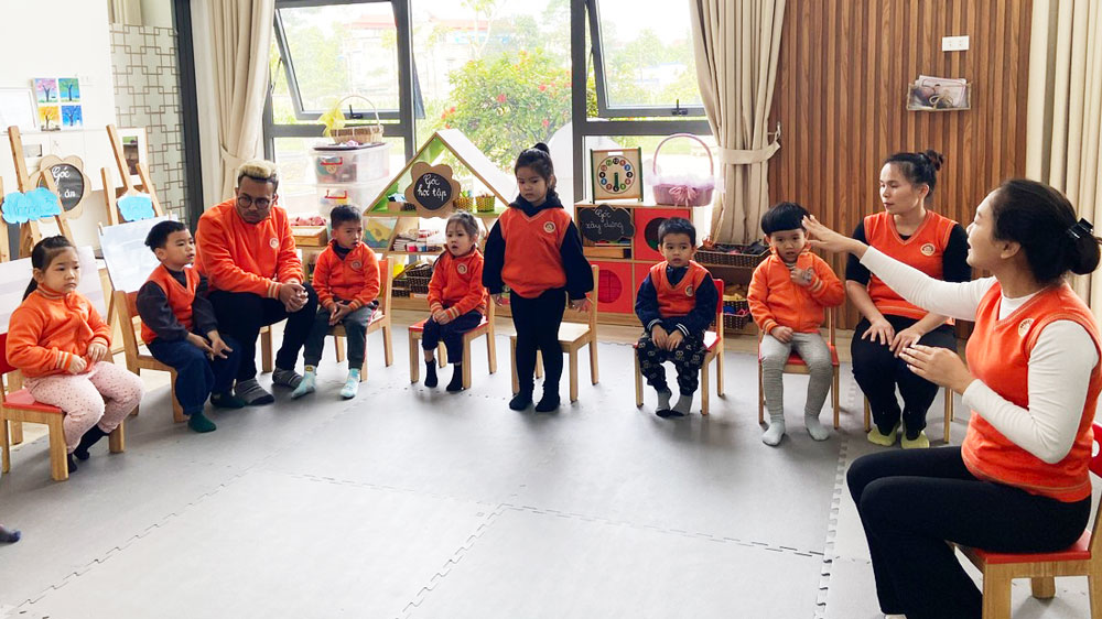 Sunrise Kids Kindergarten (Gia Sang Ward, Thai Nguyen City) organizes for preschool students to familiarize themselves with English.
