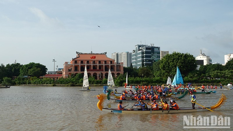 Các tàu thuyền diễu hành trên sông.