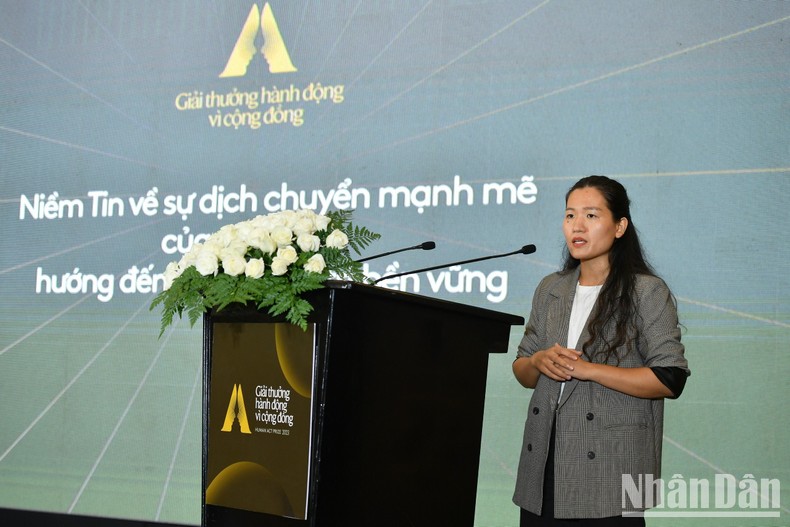 Bà Đặng Thị Thư, Giám đốc dự án Human Act Prize trình bày ý nghĩa của Giải thưởng Hành động vì cộng đồng tại lễ công bố. 