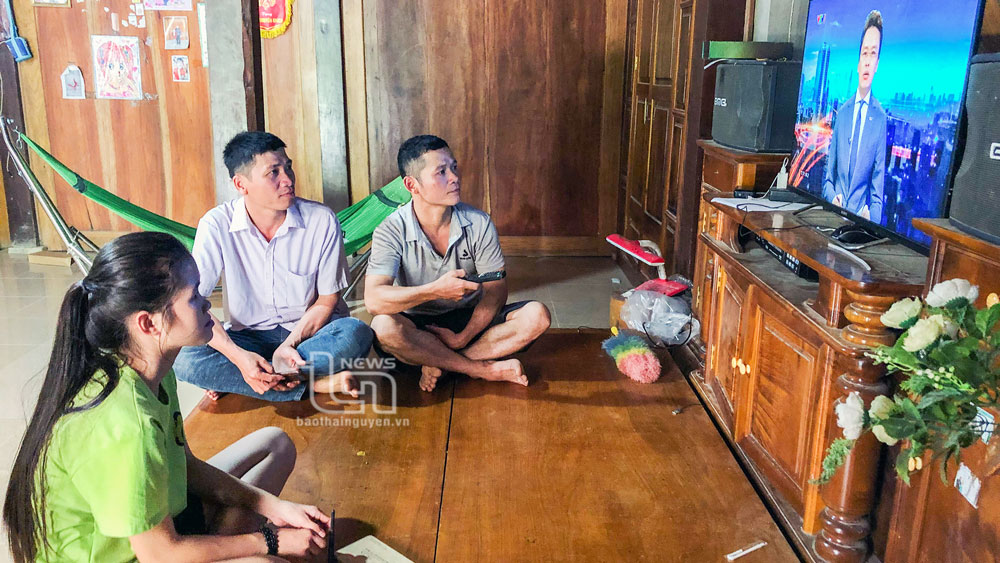 Người dân xóm Bản Chương, xã Sảng Mộc sử dụng dịch vụ IPTV của VNPT để xem truyền hình quốc gia