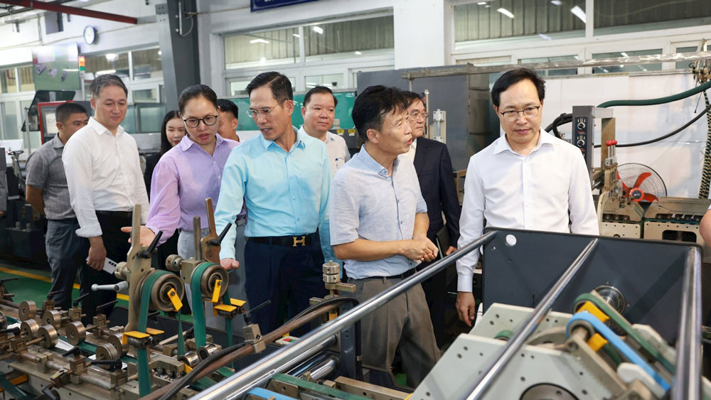 Ban lãnh đạo Samsung Việt Nam tham quan dây chuyển sản xuất của nhà máy tham gia dự án. Ảnh TH