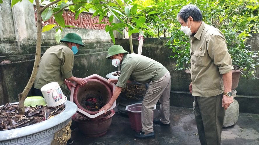 Tăng cường vệ sinh môi trường, lật úp các dụng cụ chứa nước có bọ gậy để phòng sốt xuất huyết