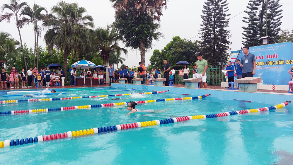 Thiếu nhi TP. Sông Công tham gia Giải bơi lội tại Ngày hội thiếu nhi vui khỏe.