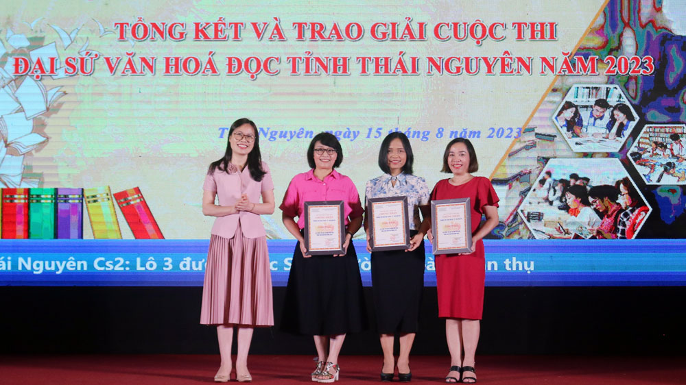 Lãnh đạo Sở Văn hóa - Thể thao và Du lịch trao giải Nhất cho các tập thể có nhiều bài chất lượng tham dự Cuộc thi “Đại sứ Văn hóa đọc tỉnh Thái Nguyên năm 2023”.