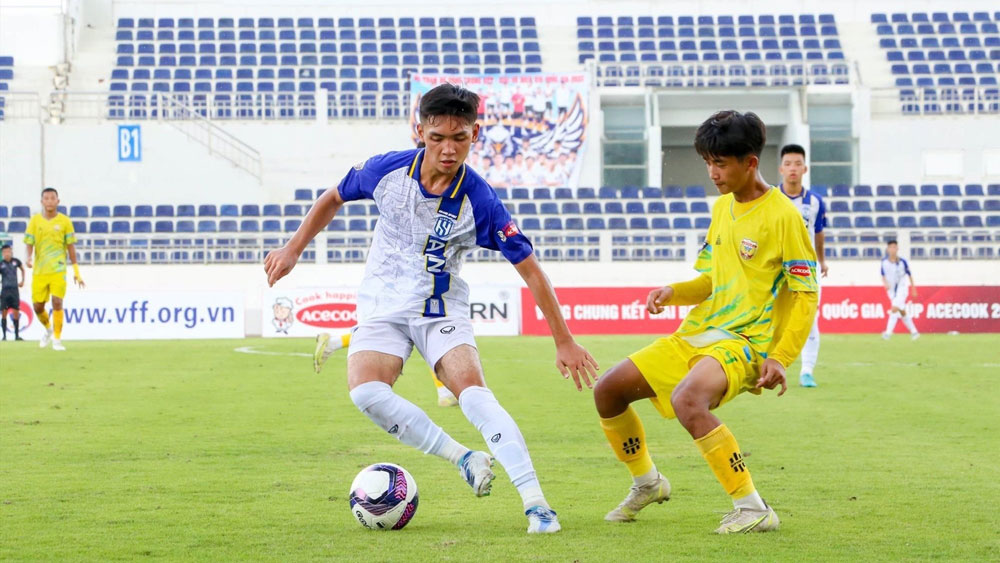 U15 Sông Lam Nghệ An (áo trắng) giành quyền chơi bán kết giải U15 quốc gia 2023.