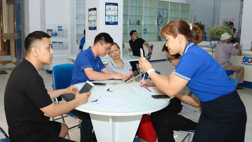 Nhân viên VinaPhone Hà Nội thực hiện chuẩn hóa thông tin cho khách hàng tại Phòng giao dịch 97 đường Nguyễn Chí Thanh (quận Đống Đa).