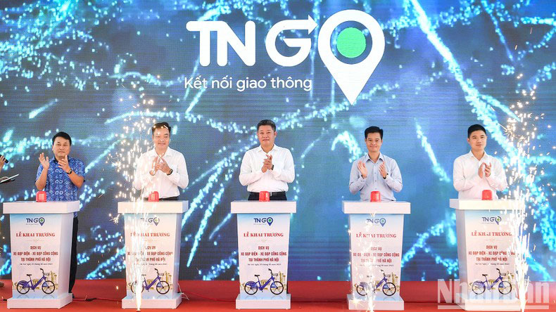 Đại diện thành phố Hà Nội và công ty Trí Nam ấn nút khai trương dịch vụ xe đạp điện-xe đạp công cộng tại Hà Nội. (Ảnh: Thành Đạt)