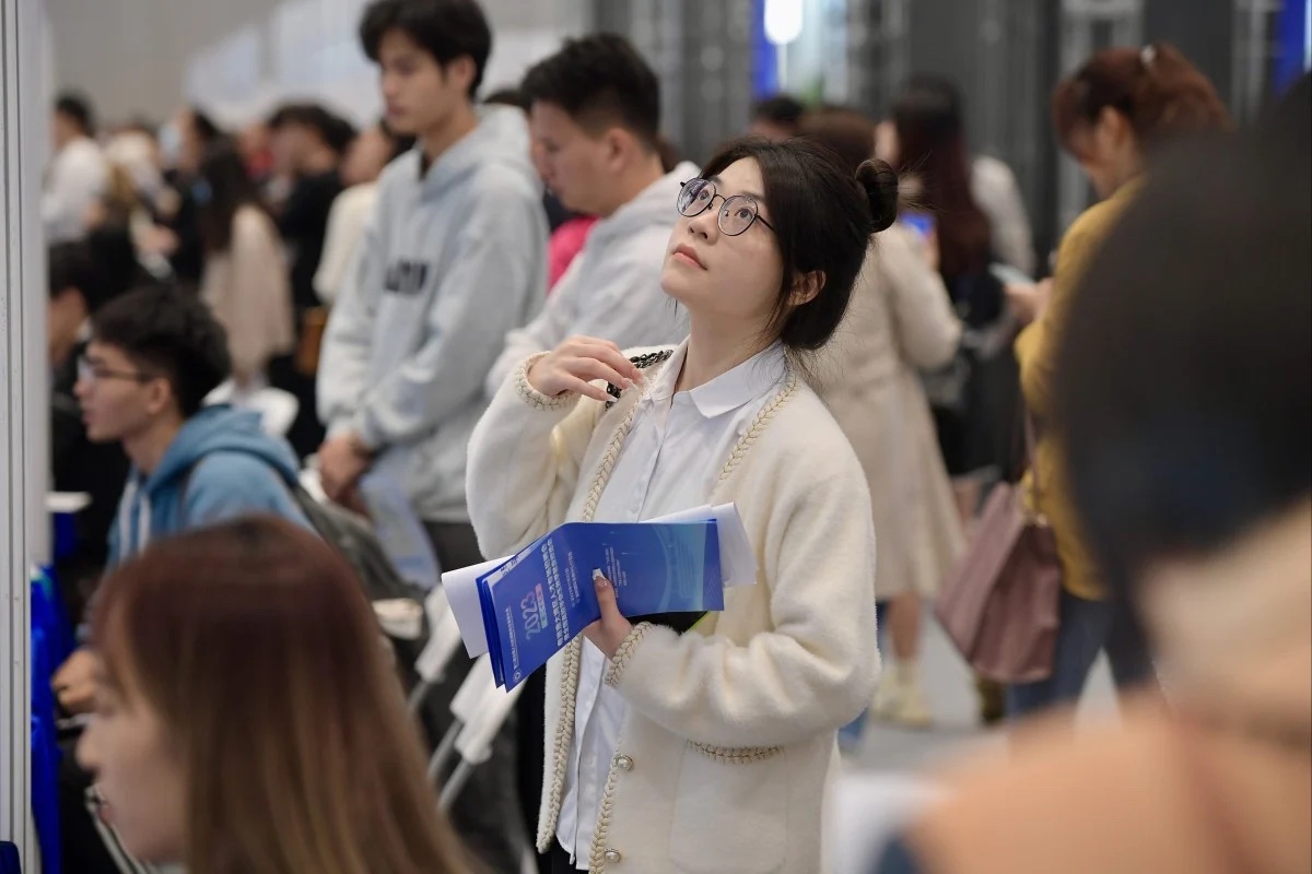 Nhiều người trẻ tham dự hội chợ việc làm ở Trung Quốc. Ảnh minh họa: Getty Images