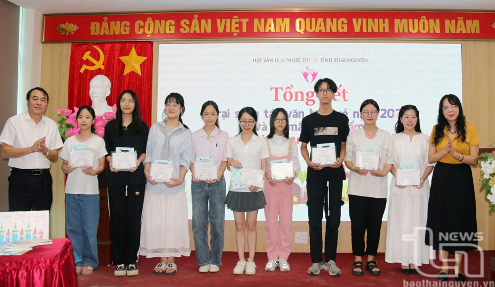 Ban Tổ chức khen thưởng các trại viên xuất sắc.