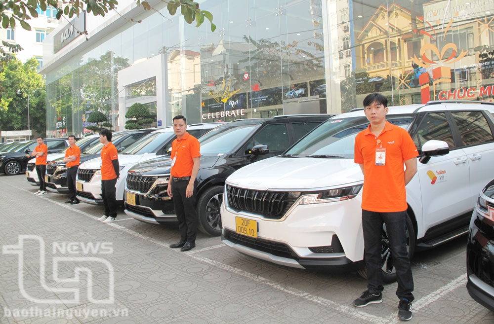 하란(Hà Lan) 무역 및 관광 주식회사가Kia Carnival 차량 시스템을 택시 서비스 경영으로 사용한다. 