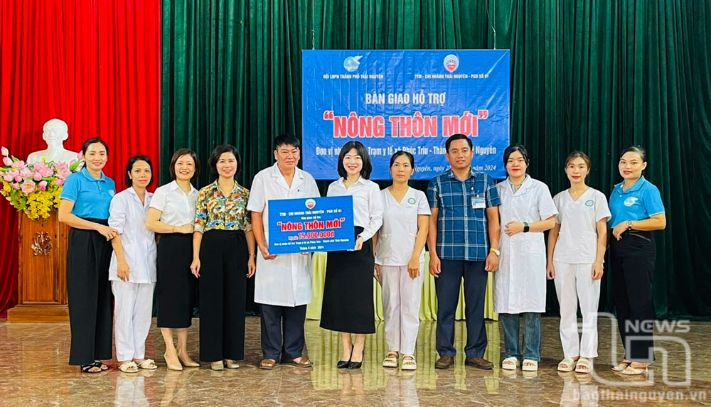 Đại diện TYM - Chi nhánh Thái Nguyên trao tiền hỗ trợ xây dựng nông thôn mới, đô thị văn minh cho Trạm Y tế xã Phúc Trìu (TP. Thái Nguyên).