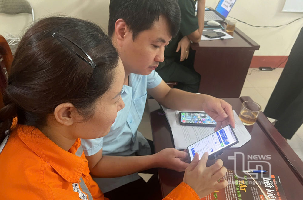 Cán bộ PC Thái Nguyên hướng dẫn người dân cài đặt APP chăm sóc khách hàng.