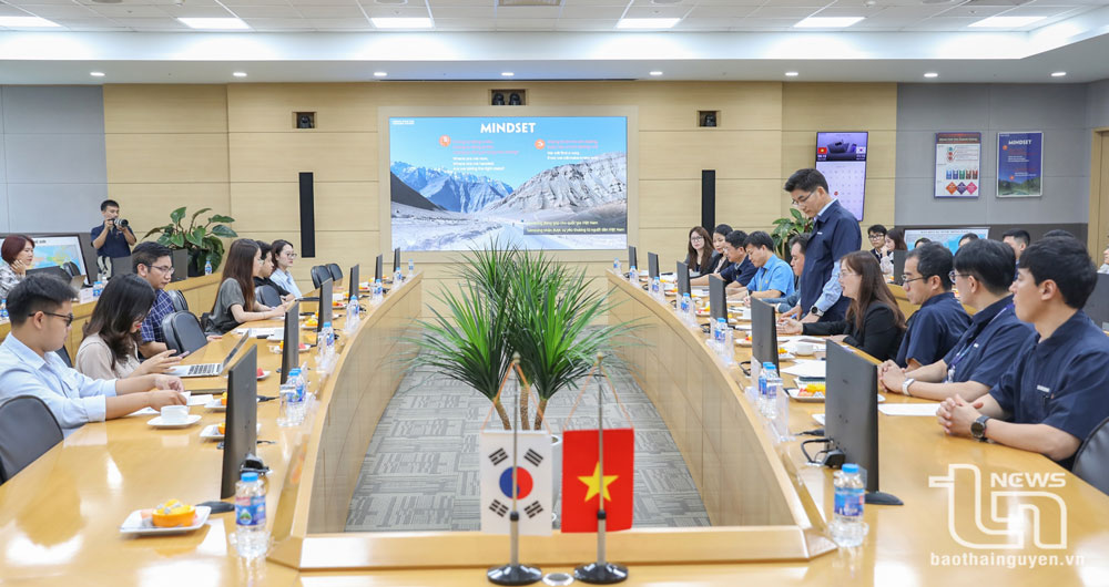 삼성전자 베트남타이응우옌(SEVT)에서 기자들과 이야기를 나눈 삼성전자 베트남복합의 대표