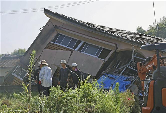 Một ngôi nhà bị đổ nghiêng sau trận động đất tại tỉnh Kagoshima, Nhật Bản ngày 8/8/2024. Ảnh: Kyodo/TTXVN