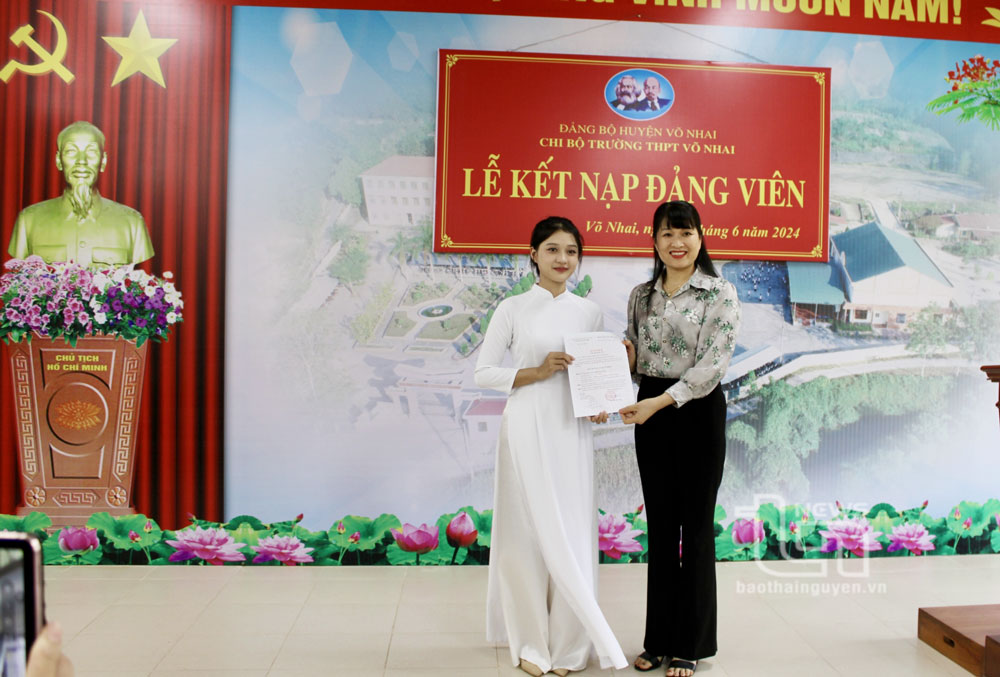 Là huyện vùng cao duy nhất của tỉnh, Đảng bộ huyện Võ Nhai luôn quan tâm nhân lên những hạt giống đỏ để thắp sáng các xóm, bản. Trong ảnh: Đồng chí Hà Thị Bích Hồng, Bí thư Huyện ủy Võ Nhai, trao quyết định kết nạp đảng cho đảng viên mới là học sinh.
