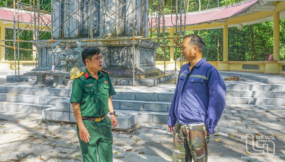 Đại tá Ma Công Học, Chính ủy Bộ chỉ huy Quân sự tỉnh, trao đổi với đại diện đơn vị thi công.