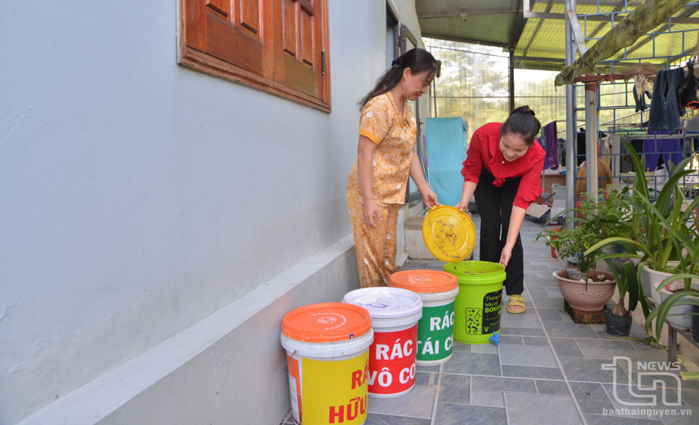 Bà Nguyễn Thanh Châu (ở tổ dân phố Lê Hồng Phong, thị trấn Đu) luôn thực hiện phân loại rác thải tại gia đình.