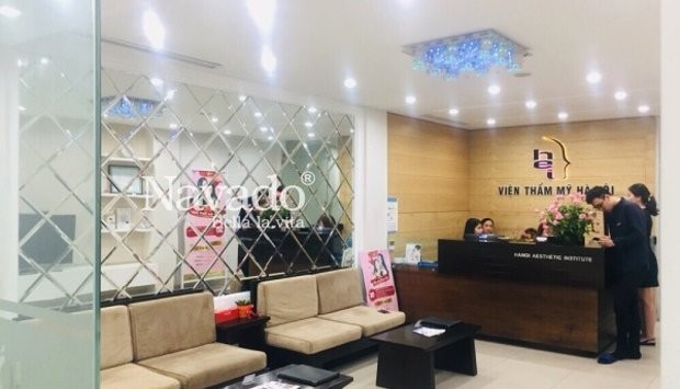 Gương decor treo tường tạo điểm nhấn cho khách sạn, nhà hàng, quán cà phê,...