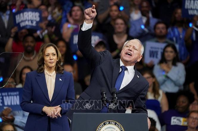 Phó Tổng thống Mỹ Kamala Harris (trái) và Thống đốc bang Minnesota Tim Walz trong cuộc vận động tranh cử ở thành phố Philadelphia, bang Pennsylvania, ngày 6/8/2024. Ảnh: Reuters/TTXVN