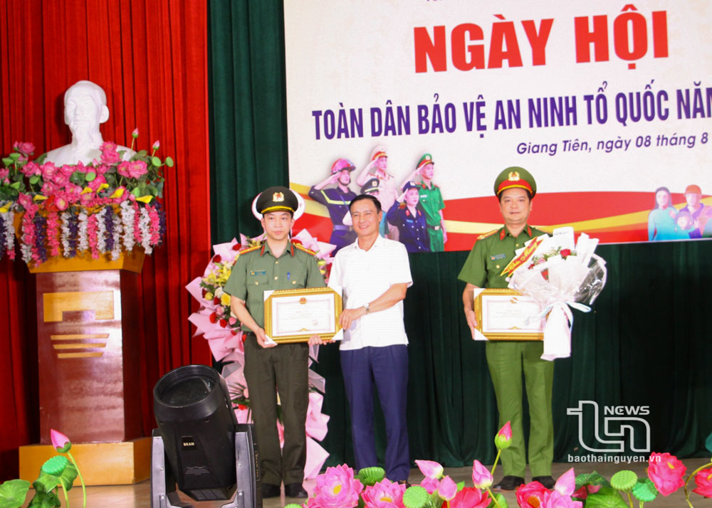 Đồng chí Vũ Duy Hoàng tặng Bằng khen của UBND tỉnh cho các tập thể cá nhân có thành tích xuất sắc trong phong trào “Toàn dân bảo vệ an ninh Tổ quốc”.