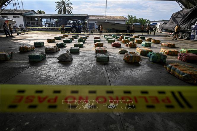 Binh sĩ Colombia gác bên số ma túy thu giữ tại Buenaventura, Colombia, ngày 27/3/2021. Ảnh tư liệu: AFP/TTXVN