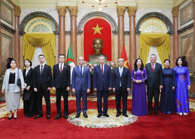 Party General Secretary and State President To Lam (centre), Algerian Ambassador Sofiane Chaib (fifth from left) and other officials at the reception on August 12. (Photo: VNA)