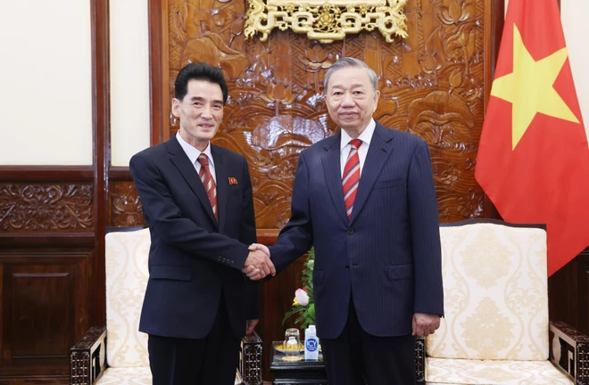 Party General Secretary and State President To Lam receives Ambassador of the DPRK Ri Sung Guk on August 12. (Photo: VNA)