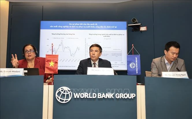 At the August 26 ceremony releasing the WBs latest bi-annual economic report on Vietnam Taking Stock. (Photo: VNA)