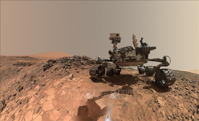 (Ảnh do NASA công bố ngày 7/6/2018) Xe tự hành Curiosity làm nhiệm vụ trên bề mặt Sao Hỏa. Ảnh minh họa: AFP/TTXVN