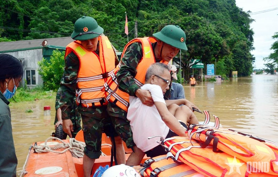Ban Chỉ huy Phòng thủ khu vực 5 - Anh Sơn (Bộ CHQS tỉnh Nghệ An) huy động phương tiện chuyên chở người dân trong các trường hợp khẩn cấp qua khu vực ngập lụt cuối tháng 7-2025. 