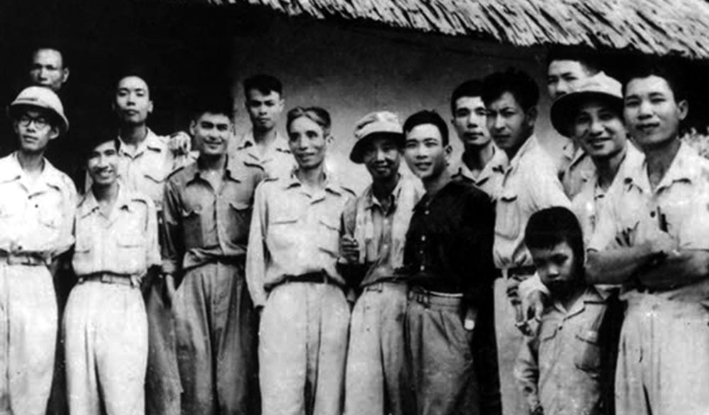 Nhà thơ Tố Hữu (hàng đầu, thứ 6, từ trái sang) cùng các văn nghệ sĩ trong kháng chiến chống Pháp. Ảnh tư liệu