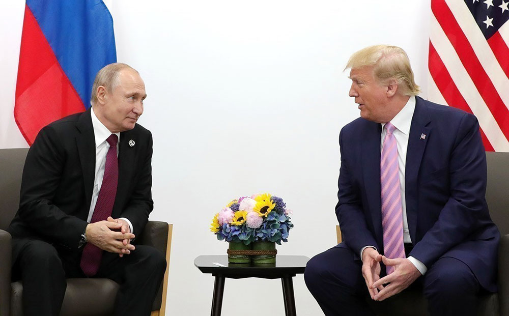 Cuộc gặp lịch sử tại Alaska giữa Tổng thống Nga Vladimir Putin và Tổng thống Mỹ Donald Trump hứa hẹn mở ra cơ hội tháo gỡ xung đột Ukraine (Trong ảnh: Tổng thống Mỹ Donald Trump, phải, trong cuộc gặp Tổng thống Nga Vladimir Putin bên lề Hội nghị thượng đỉnh Nhóm các nền kinh tế phát triển và mới nổi hàng đầu thế giới (G20) tại Osaka, Nhật Bản, ngày 28/6/2019). Ảnh: Kyodo/TTXVN