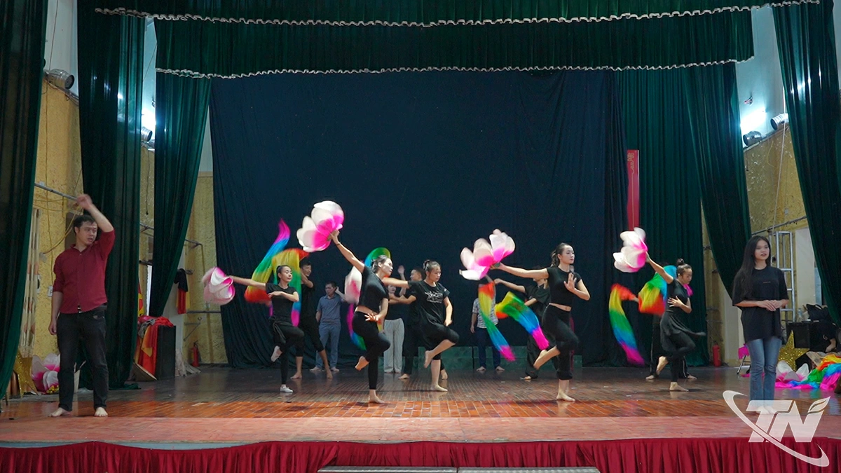 Một buổi tập luyện của nghệ sĩ Đoàn Nghệ thuật các dân tộc tỉnh Thái Nguyên.