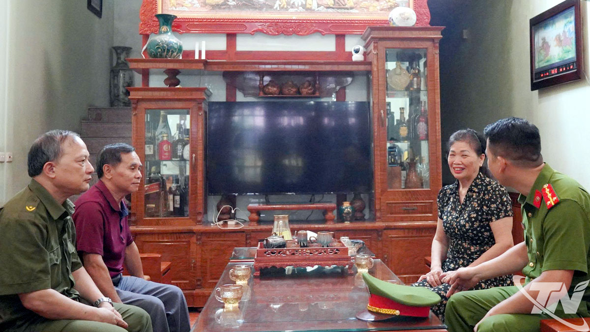 Lực lượng tham gia bảo vệ ANTT phường Phan Đình Phùng cùng với Công an phường luôn bám sát địa bàn, xây dựng thế trận an ninh nhân dân