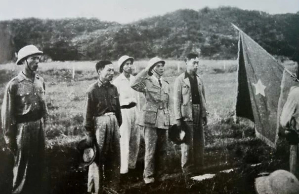 Đại tướng Võ Nguyên Giáp đọc Nhật lệnh trong buổi Lễ mừng chiến thắng tỉnh Bắc Kạn, ngày 24/8/1949 (Ảnh tư liệu).