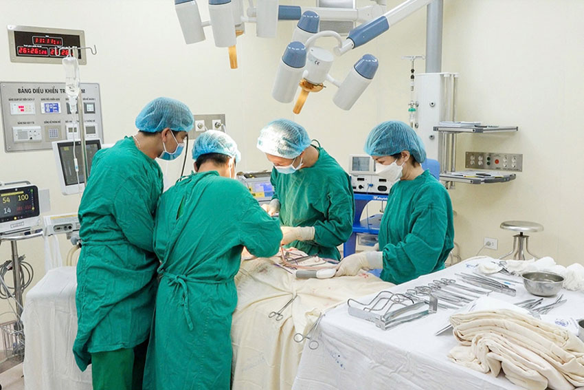 Các bác sĩ Bệnh viện Quân y 105 phẫu thuật cho bệnh nhân. Ảnh: Nam Sơn