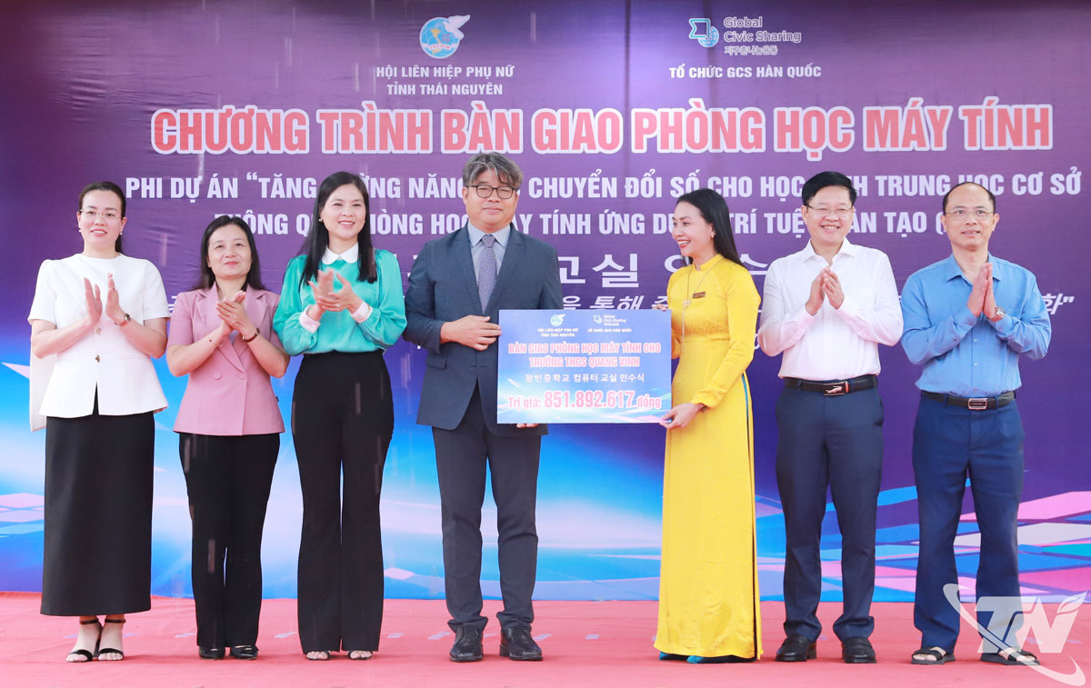 Với sự chứng kiến của đồng chí Đinh Quang Tuyên, Phó Bí thư Tỉnh ủy, Chủ tịch Ủy ban MTTQ tỉnh và các đại biểu, ông Lee Jung Woo, Giám đốc Tổ chức GCS Hàn Quốc trao biển tặng Phòng học máy tính cho Trường THCS Quang Vinh.