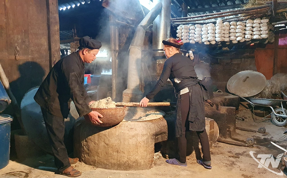  Điều làm nên hương vị đặc trưng không thể trộn lẫn của rượu men lá Bằng Phúc chính là bí quyết làm men ủ rượu. 