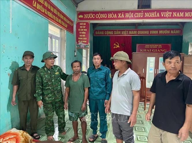 Người dân miền núi tỉnh Quảng Trị được sơ tán đến các Nhà văn hóa để đảm bảo an toàn. Ảnh: TTXVN
