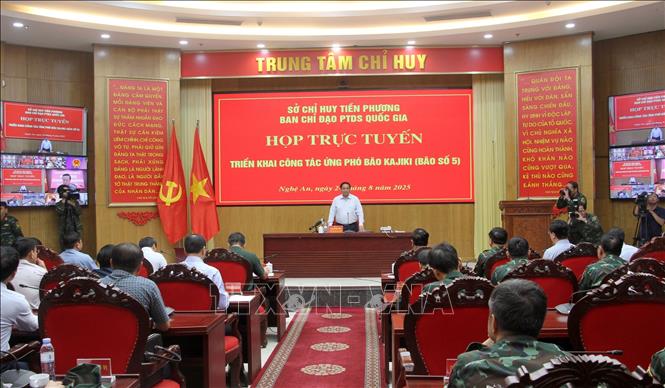 Thủ tướng Phạm Minh Chính trực tiếp chỉ đạo ứng phó bão số 5. Ảnh: Văn Tý/TTXVN