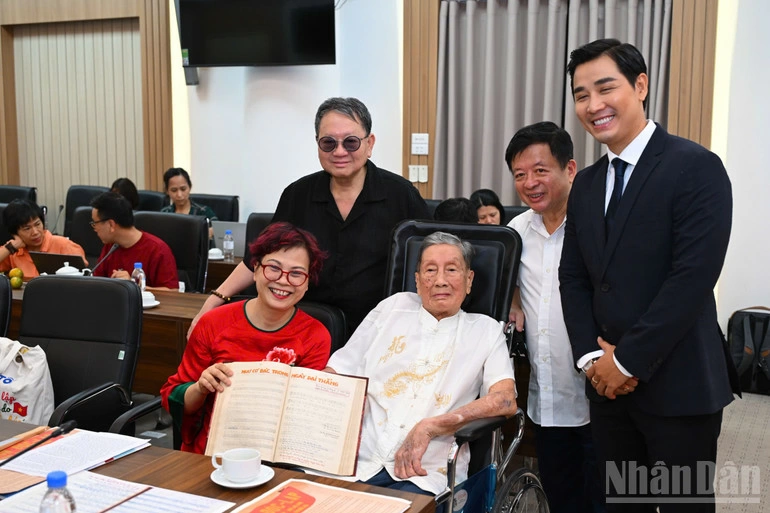 Các nhạc sĩ Đỗ Hồng Quân, Đức Trịnh và MC Nguyên Khang chụp ảnh lưu niệm cùng nhạc sĩ Phạm Tuyên và con gái.