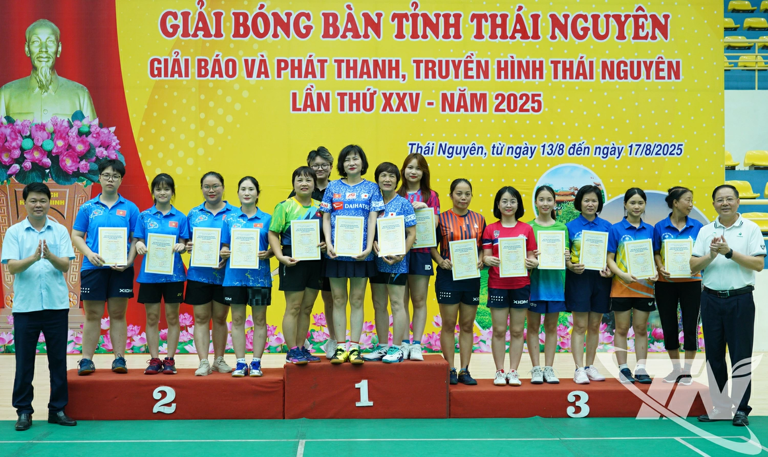 Ban tổ chức trao giải Nhất, Nhì, Ba cho nội dung thi đấu đồng đội nữ