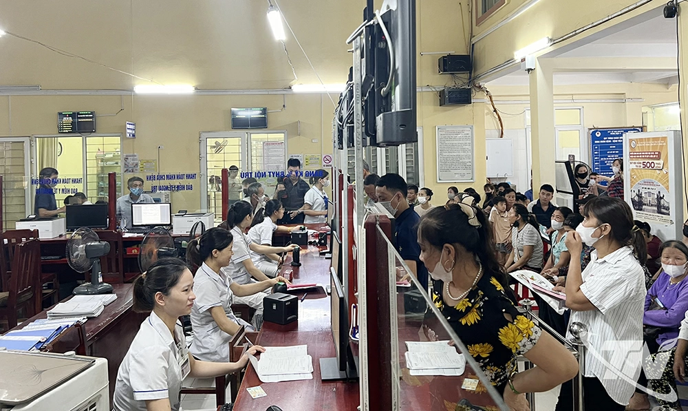 Bệnh nhân và người nhà bệnh nhân đến làm thủ tục khám, chữa bệnh tại Bệnh viện C Thái Nguyên.