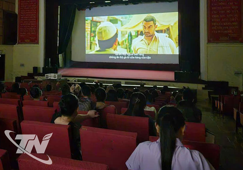 Khán giả theo dõi các bộ phim của Ấn Độ tại Rạp chiếu bóng Nhân dân tỉnh Thái Nguyên.
