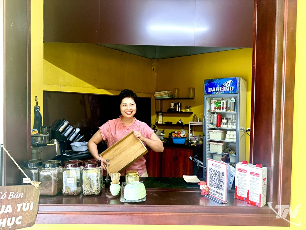 Chị Nguyễn Thi D. luôn vui vẻ, lạc quan, truyền cảm hứng cho khách hàng đến quán Charm.