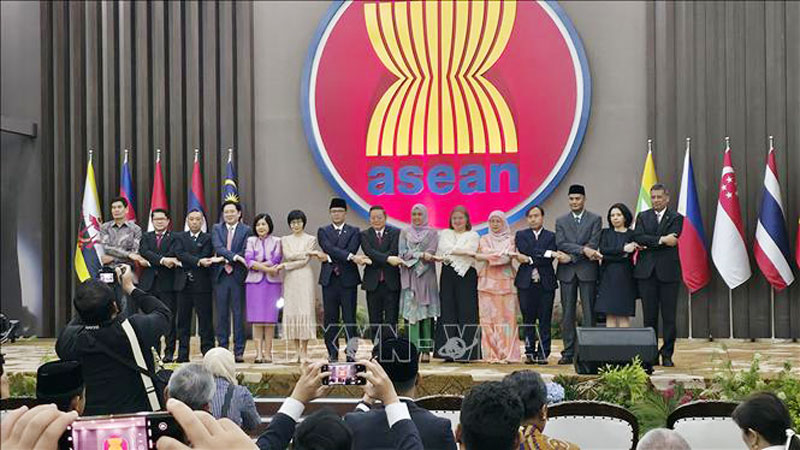 Các Đại sứ, Trưởng phái đoàn Đại diện Thường trực các nước tại ASEAN cùng Tổng Thư ký ASEAN Kao Kim Hourn và Bộ trưởng Ngoại giao Indonesia Sugiono chụp ảnh lưu niệm. Ảnh: Minh Thái/TTXVN