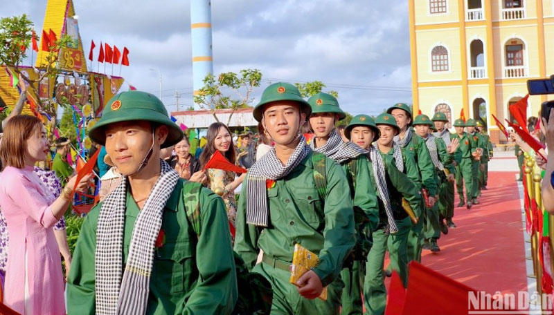 Các tân binh ở Cà Mau hăm hở lên đường làm nghĩa vụ bảo vệ Tổ quốc. (Ảnh: HỮU TÙNG, BÁO NHÂN DÂN)