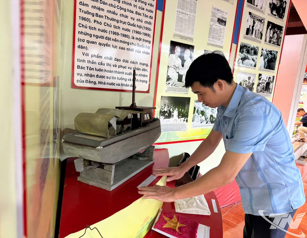 Cán bộ Bảo tàng tỉnh Thái Nguyên chăm chút, bảo vệ các hiện vật tại Trưng bày chuyên đề kỷ niệm 80 năm Cách mạng Tháng Tám và Quốc khánh 2-9.